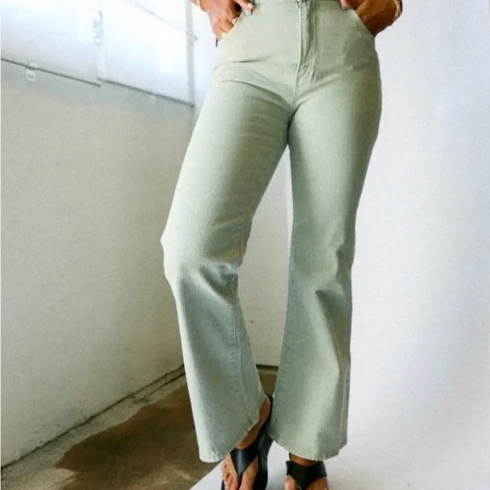ROLLA’S East-coast crop flare jeans in cement!